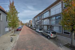 Op wandelafstand van het centrum, winkels, scholen en openbaar vervoer bevindt zich dit instapklare gelijkvloers appartement met ruim terras/tuin...
