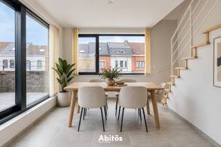 Deze recente en instapklare duplex combineert ruimte en modern wooncomfort met een uitstekende ligging in het centrum van Drongen. Met twee slaapkamers, twee terrassen én EPC-label A is het hier bovendien bijzonder comfortabel en energiezuinig wonen.<br /><br />Op de eerste verdieping komt u binnen via de inkomhal met afzonderlijk toilet. De ruime living biedt plaats aan een comfortabele zithoek en geeft rechtstreeks uit op het grote, oostgerichte terras. Hier is voldoende ruimte voor zowel een buitentafel als een zithoek en geniet u volop van de ochtendzon.<br />De volledig uitgeruste keuken beschikt over Siemens-toestellen, waaronder een combioven, kookplaat en vaatwasser. Aansluitend bevindt zich de eetruimte, met voldoende plaats voor een ruime eettafel. Van hieruit heeft u toegang tot het tweede, zuidgerichte terras: een heerlijke plek om van de zon te genieten.<br />Op de bovenverdieping van deze duplex bevinden zich twee slaapkamers. De badkamer is uitgerust met een ruime inloopdouche en een wastafel. Een praktische technische berging en een tweede afzonderlijk toilet vervolledigen deze verdieping.<br /><br />Ook de ligging is een belangrijke troef. Het centrum van Drongen ligt op amper één minuut wandelen, terwijl u in vijf minuten in het groene Assels aan de Leie staat. Gent-centrum bereikt u in ongeveer twintig minuten met de fiets of vijftien minuten met de auto. Ook de R4 is vlot bereikbaar.<br /><br /><strong>Praktische info</strong>
<ul>
<li><span>Huurprijs: € 1.490 per maand</span></li>
<li><span><strong>Geen syndicuskosten</strong></span></li>
<li><span>Elektriciteit, gas en water zijn individueel en rechtstreeks ten laste van de huurder</span></li>
<li><span>EPC-label A</span></li>
<li><span>Onmiddellijk beschikbaar</span></li>
<li><span>Verhuur aan een vennootschap is mogelijk</span></li>
<li><span>Gemeenschappelijke fietsenparking</span></li>
<li><span>Mogelijkheid om een parkeerplaats achteraan bij te huren</span></li>
</ul>
<br />Zoekt u een recente en energiezuinige duplex met twee slaapkamers en twee terrassen, vlak bij het dorpscentrum én het groen? Kom dit appartement dan zelf ontdekken.<br /><strong>Vragen of een bezoek plannen?</strong><br />📞 Jan Claeyssens — 0475 58 00 38<br />📧 jan@abitos.be