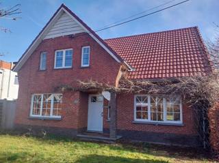 Charmante ruime woning op grote grond van 9 are 74 centiare. De woning heeft een gunstig EPC 'C'.Indeling: inkom, ruime keuken, gezellige living,...