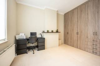 <p><strong>INDELING<br />GELIJKVLOERS<u><br /></u></strong>Inkomhal. Gastentoilet. Bureau/slaapkamer met ingemaakte kasten. Woonkamer op parketvloer (Franse eik) met zicht op de tuin. <br />Open keuken voorzien van de volgende toestellen nl. vaatwasmachine, spoeltafel met Quooker, gasvuur, afzuigkap, koelkast, diepvriezer en met aansluiting voor wasmachine/droogkast.<br /><br /><strong>EERSTE VERDIEPING<u> <br /></u></strong>Overloop met vaste trap naar de zolderverdieping. Ruime slaapkamer van ca. 21m². <br />Badkamer voorzien van ligbad, douchecel, badkamermeubel met lavabo en toilet.<br /><br /><strong>DAKVERDIEPING</strong><u> <br /></u>Geïsoleerde zolderruimte met aardgasbrander van de C.V. en het warmwater.<br /><br /><strong>KELDERVERDIEPING</strong><br />Kelderruimte.<br /><br /><strong>BUITEN</strong><u> <br /></u>Zongerichte tuin met terras voorzien van een zonneluifel.<br /><br /><strong>POSITIEVE ASPECTEN<u><br /></u></strong>Zeer gunstige ligging in het centrum van Turnhout vlakbij alle nodige voorzieningen (winkels, supermarkt, horeca, openbaar vervoer,...)<br />Gerenoveerde woning met een groot ruimtegevoel (hoge plafondhoogtes)<br />Prachtige en zonnige stadstuin<br />Slaapkamer op het gelijkvloers<br />Geen renovatieverplichting (EPC label C)</p>