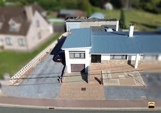 Uitzonderlijk ruime woning met loods op gunstige locatie Deze woning treffen we aan in een rustige straat aan de rand van Sint-Truiden. De...