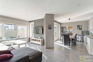 <strong>IDEALIS VASTGOED - CHARMANTE INSTAPKLARE GEZINSWONING MET EEN LICHTRIJKE LEEFRUIMTE, MODERNE OPEN KEUKEN MET KOOKEILAND, 3 RUIME SLAAPKAMERS EN BADKAMER. DE WONING IS GELEGEN OP EEN PRACHTIG PERCEEL VAN 12A 68CA! Deze knappe bungalow omvat een aangename 140m² bewoonbare oppervlakte met een lichtrijke woonkamer met aansluitend een moderne open keuken met kookeiland (voorzien van alle comfort), 3 ruime slaapkamers en een badkamer. De woning biedt verder een kelderverdieping en een zeer ruime tuin. Een unieke kans voor kandidaten op zoek naar een instapklaar huis voorzien van alle faciliteiten op een hele fijne locatie tussen de centra van Oudsbergen, Bree en Peer!</strong><br /><br /><strong>LIGGING: </strong><br />Deze woning is gelegen op een aangenaam perceel, in het rustige Wijshagen, deel van Oudsbergen. Vanuit deze locatie is men op enkele autominuten verwijderd van zowel de centra van Oudsbergen, Bree, Bocholt en Peer. Sportfaciliteiten, een krantenwinkel, horeca, een frituur en vooral ook een heel groene omgeving zijn op wandelafstand bereikbaar. De woning is omgeven door een onderhoudsvriendelijke en omheinde tuin! Een rustige ligging gecombineerd met een vlotte verbinding ten opzichte van omliggende gemeenten.<br /><br /><strong>INDELING: </strong><br /><strong>Gelijkvloerse verdieping: </strong><br />- ontvangsthal – badkamer (met douche en wastafel met spiegel) – apart toilet – slaapkamer 1 – slaapkamer 2 – slaapkamer 3 - lichtrijke woonkamer (bestaande uit salon- en eetgedeelte) – open leefkeuken met kookeiland aansluitend aan woonkamer (voorzien van alle comfort zoals oven, vaatwas, vuur met dampkap en rechtstreekse toegang tot tuin)<br /><br /><strong>Kelderverdieping:</strong><br />- ruime kelder –<br /><br /><strong>Tuin: </strong><br />- Onderhoudsvriendelijk ruim perceel van 1268m² –<br /><br /><strong>EXTRA TROEVEN:</strong><br />- Fijne locatie, rustig doch centraal t.o.v. omliggende gemeenten<br />- Instapklare woning<br />- Recente keuken<br />- Recente badkamer<br />- Recente ramen en deuren<br />- Functionele indeling<br />- lichtrijke woonkamer<br />- 3 slaapkamers<br />- 2 badkamers<br />- volledig gelijkvloers<br />- ruime kelder<br /><br /><strong>Stedenbouwkundige Inlichtingen:</strong><br />Bouwvergunning - Woongebied - Geen dagvaarding - Geen voorkooprecht – Verkavelingsvergunning - Geen watergevoelig openruimtegebied -<br /><br /><strong>E-peil: </strong>EPC: 498 kWh/m² <strong>met certificaatnummer:</strong> 20190816-0002179746-RES-2<br /><br /><strong>O-peil:</strong> niet overstromingsgevoelig gebied<br />P-score: A<br />G-score: A<br /><br /><strong>Benieuwd naar deze woning?<br />Wenst U advies omtrent uw eigen woning? Graag plannen wij vrijblijvend met U een afspraak in om onze expertise met U te delen, steeds tot Uw dienst!!<br />Neem contact op met IDEALIS VASTGOED op 011/515 565 of mail naar info@idealisvastgoed.be!<br /> </strong>