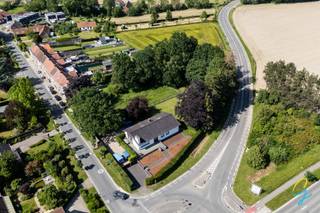 <p>Voor een bezoek bel: 054 67 00 60 of mail saimen@cornelis-goeman.be <br />Deze charmante vrijstaande woning geniet van een uitstekende ligging op een ruim hoekperceel, omgeven door groen en met een vlotte bereikbaarheid naar omliggende gemeenten en het centrum van Oudenaarde.</p>
<p>De woning biedt een aangename combinatie van ruimte, comfort en privacy. Dankzij de open bebouwing geniet u van veel natuurlijk licht en een vrij uitzicht rondom. De verzorgde voortuin, ruime oprit en de volledig omheinde tuin creëren een aangename woonomgeving waar rust centraal staat.</p>
<p>Binnen beschikt de woning over: een ruime hal die toegang geeft tot de riante woonkamer/eetkamer en open keuken, een afzonderlijke bureauruimte, een gastentoilet, berging en 4 ruime slaapkamers. Via een uitschuifbare trap bereiken we de zolder die dienst doet al opbergruimte/stockageruimte. <br />De woning is volledig onderkelderd en doet dienst als opbergruimte alsook inpandige parking voor de wagens.<br /><br />De grote raampartijen zorgen voor een mooie verbinding tussen binnen en buiten. Daarnaast biedt het perceel tal van mogelijkheden voor tuinliefhebbers, gezinnen of wie op zoek is naar extra buitenruimte.</p>
<h3>Troeven:</h3>
<p>✔ Vrijstaande woning op een ruim perceel<br />✔ Groene en rustige omgeving<br />✔ EPC C<br />✔ Conforme elektrische keuring<br />✔ Ruime oprit en parkeermogelijkheden<br />✔ 10.000L regenwater<br />✔ Volledige onderkeldering<br />✔ Extra magazijn/stockageplaats onder het terras</p>
<p>Bent u op zoek naar een woning waar rust, ruimte en comfort samenkomen? Dan is deze eigendom absoluut een bezoek waard.</p>