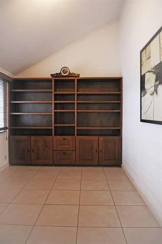 Bekijk deze woning uitgebreid op www.koosi.beDeze typische ‘jaren 80’-villa is gelegen op de hoek van de Baron van Ertbornstraat en Kleine Grippe,...