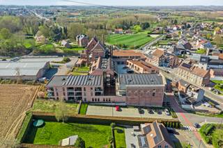Werk of ontvang cliënten binnenkort op een unieke locatie, waar industriële charme en moderne architectuur samenkomen. Deze laatste casco kantoor- of praktijkruimte (230 m²) bevindt zich op de prachtig herontwikkelde site van de voormalige Brouwerij Eylenbosch – een plek met geschiedenis én uitstraling.
Vlot bereikbaar met lift, ideaal voor een kantoor of praktijk die mag opvallen.
Laatste kans om deel uit te maken van deze uitzonderlijke site!
Optioneel: aankoop van 5 ondergrondse parkeerplaatsen en 2 kelders.