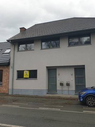 Deze ruime en recente woning (BJ 2011) biedt 180 m² woonoppervlakte.  Indeling : ruime inkomhall met trap naar boven, toilet, grote living,...