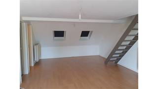 Een gunstig gelegen appartement op de tweede verdieping bestaande uit een woonkamer met open keuken, 1 slaapkamer, badkamer, bergplaats, ruim...