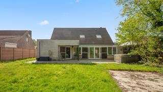 Nabij centrum gelegen villa op een perceel van 15 are 21 ca met ruim terras, jacuzzi en zicht op groen.Omvat: inkomhal, wc, lichtrijke living met...