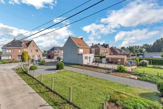 <p>Voor meer info of een bezoek, bel 054 69 39 31 - Op een rustig gelegen uitvalsbasis in Meerbeke bevindt zich dit perceel bouwgrond voor <strong>een halfopen bebouwing met een oppervlakte van 8a 04ca</strong>. Het centrum van Ninove, met zijn winkels en scholen, ligt in de nabijheid, net als de verbindingswegen naar Aalst, Gent, Brussel, Halle en Brakel. De perceelbreedte bedraagt ongeveer 14 meter en de perceeldiepte 52 meter. De toegestane bouwbreedte is 8 meter, met een bouwdiepte van 20 meter op het gelijkvloers en 12 meter op de verdieping. De maximale kroonlijsthoogte bedraagt 6 meter.</p>