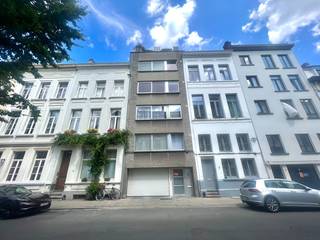 Gelegen op een toplocatie aan het Stadspark, op de derde verdieping van een verzorgd gebouw in het bruisende 2018 Antwerpen. Deze ligging biedt het beste van twee werelden: een rustig straatje, weg van de drukte van de stad, en toch op wandelafstand van alle voorzieningen, restaurants, winkels en culturele hotspots die Antwerpen te bieden heeft.<br /><br />Met een oppervlakte van bijna 100 m² geniet u hier van een overvloed aan ruimte om een echte thuis te creëren. Het appartement bevindt zich in een goed onderhouden gebouw met lift en werd in 2021 volledig gerenoveerd. Daarbij werden onder meer alle ramen, verwarmingstoestellen, leidingen en vloeren vernieuwd, wat resulteert in een moderne en stijlvolle uitstraling.<br /><br />De ruime en gezellige leefruimte beschikt over een prachtige open haard. Dankzij de grote raampartijen baadt de ruimte in natuurlijk licht, wat bijdraagt aan een aangename woonbeleving.<br /><br />De gesloten keuken is uitgerust met moderne toestellen, waaronder een koelkast, diepvriezer, vaatwasser, oven, vierpitsgasfornuis en spoelbak. Aansluitend bevindt zich een praktische berging met opbergkasten en een wasmachine.<br /><br />Verder beschikt het appartement over een apart gastentoilet en een badkamer uitgerust met een inloopdouche, handdoekradiator en lavabo, waardoor comfort en functionaliteit hand in hand gaan.<br /><br />Het appartement telt twee ruime slaapkamers, die garant staan voor een goede nachtrust en voldoende privacy.<br /><br />De videofoon zorgt voor extra veiligheid en gebruiksgemak. Daarnaast beschikt u over een privatieve kelderberging, ideaal voor het opbergen van persoonlijke bezittingen.<br /><br />De maandelijkse gemeenschappelijke kosten bedragen € 250 en omvatten een provisie voor verwarming en waterverbruik.<br /><br />Voor meer informatie of een bezoek kunt u contact opnemen via +32 3 225 00 68 of mailen naar info@wellimmo.net.