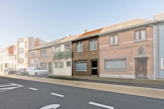 <p>Te koop: gesloten bebouwing in het centrum van Sint-Niklaas, met een leuke stadstuin en terras.</p>

<p>Deze woning aan de Lodewijk de Meesterstraat biedt veel mogelijkheden voor wie wil wonen in een levendige stad, op wandelafstand van winkels, openbaar vervoer en het treinstation. De gezellige stadstuin van 41 m² en het terras vormen een fijne plek om te ontspannen.<br /><br />Dankzij de centrale ligging geniet je van alle voorzieningen binnen handbereik, terwijl de indeling ruimte biedt voor persoonlijke invulling.</p>

<p>Belangrijkste ruimtes:<br />• Ruime woonkamer (30 m²) met ingemaakte kasten<br />• Keuken (11 m²) met oven, elektrische kookplaat en ingemaakte kasten<br />• Twee slaapkamers (16 m² en 18 m²)<br />• Badkamer (5 m²) met ligbad, toilet, wastafel in meubel en ingemaakte kasten<br />• Berging (8 m²)<br />• Zolder (25 m²) bereikbaar via vaste trap<br />• Stadstuin (41 m²) en terras</p>

<p>Troeven:<br />• Centraal gelegen in Sint-Niklaas<br />• Veel mogelijkheden voor renovatie of inrichting<br />• Leuke stadstuin en terras</p>

<p>Neem vandaag nog contact op met je ERA-makelaar voor een bezoek.</p>

<p>JOUW DROOMHUIS. ZO GEVONDEN!</p>