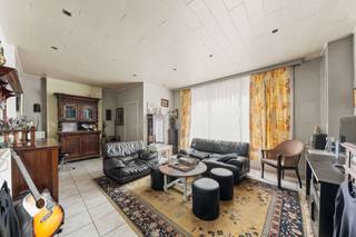 Op een centrale ligging, vlak bij het stadscentrum, winkels, scholen en openbaar vervoer, bevindt zich deze verrassend ruime stadswoning met tal van mogelijkheden.<br /><br />De woning is als volgt ingedeeld: glv.: inkomhal, een gezellige woonkamer, een eetplaats, een keuken, een afzonderlijk toilet, twee praktische bergingen (koele berging en wasplaats) en een badkamer met douche, lavabo en toilet. 1e v.: nachthal met afzonderlijk toilet, drie volwaardige slaapkamers, een aangenaam dakterras en een atelier/buitenberging. 2e v.: twee ruime kamers, momenteel ingericht als opname- en muziekstudio, maar perfect geschikt als extra slaapkamers, hobbyruimte of bureau.<br /><br />Dankzij de ruime indeling, de veelzijdige invulling en de uitstekende ligging vormt deze woning de ideale thuis voor wie op zoek is naar ruimte en mogelijkheden in het hart van de stad.<br /><br />Wenst u meer informatie of een bezoek ter plaatse? Neem dan contact op met Imani: 0478 26 26 36 - imani@panorama.immo