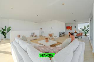 Wakker worden met zicht op uitgestrekt groen en de zee aan de horizon… Dit uitzonderlijke penthouse in Oostende maakt het elke dag waar. Hier woon je niet gewoon aan de kust, hier beleef je ze – met frontaal zicht op de Wellington Golf én de zee, op een steenworp van het strand en op wandelafstand van alle winkels.<br /><br />Dit exclusieve duplex-penthouse strekt zich uit over de zesde en zevende verdieping en biedt een royale bewoonbare oppervlakte van 156 m². Wat het écht uniek maakt? De maar liefst 136 m² aan terrassen die rondom zorgen voor licht, ruimte en een ongeëvenaard buitengevoel.<br /><br />Op de slaapverdieping vind je twee volwaardige, ruime slaapkamers die beide uitgeven op een terras met open zicht op het golfterrein. Een oase van rust om de dag ontspannen te starten. De stijlvolle badkamer is uitgerust met een inloopdouche, ligbad en dubbel lavabomeubel. Verder is er een apart gastentoilet en een praktische berging.<br /><br />De bovenverdieping is puur genieten. De leefruimte met elegant visgraatparket en gashaard straalt warmte en klasse uit. Dankzij de grote raampartijen word je hier voortdurend getrakteerd op een spectaculair panorama. De open, volledig ingerichte keuken met Siemens-toestellen sluit naadloos aan bij de leefruimte en maakt dit de ideale plek om gasten te ontvangen.<br /><br />En dan is er nog het indrukwekkende zonneterras… Een plek waar binnen en buiten moeiteloos in elkaar overvloeien en waar je elk moment van de dag kan genieten van zon, zee en groen.<br /><br />