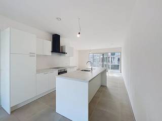 Project Kolenkaai staat voor ruim wonen in alle comfort en stijl. De kwalitatieve en hedendaagse afwerking met oog voor detail zie je én voel je elke dag. Voor Kolenkaai werd een Energy Service Company (ESCO) opgericht. Daarmee passen we innovatieve en duurzame hernieuwbare-energietechnieken toe. Zo worden de gebouwen verwarmd en passief gekoeld met warmtepompen die hun energie onder andere uit een BEO-veld halen. <br /><br /><br />Het appartement bevindt zich op de tweede verdieping en geniet van een aangename lichtinval en een ruim open zicht op de binnentuin. De leefruimte sluit aan op de open keuken, die is uitgerust met een keramische kookplaat, combi-oven, koelkast met diepvriesvak en vaatwasser. Vanuit de keuken heeft u toegang tot het terras, waar u in alle rust en uit de wind kunt genieten van het buitenzijn. Bovendien worden schilderwerken door de eigenaar voorzien en wordt het appartement dus instap-klaar afgeleverd voor de toekomstige huurder! <br /><br />Verder beschikt het appartement over een ruime slaapkamer, aansluitende badkamer met inloop douche, polyvalente ruimte dat kan dienen als bureau of dressing en een praktische berging met aansluiting voor een wasmachine en een afzonderlijk gastentoilet.<br /><br />Indeling:<br />- Lichtrijke Woonkamer<br />- Open keuken<br />- Praktische berging<br />- 1 Slaapkamer<br />- Badkamer met inloopdouche<br />- Extra ruimte voor bureau/dressing/...<br />- Zonnig terras<br />- Ruime staanplaats en privatieve kelderberging<br />- Gemeenschappelijke fietsenberging<br /><br />Algemeen:<br />- Huurprijs: € 1.000,00 <br />- Provisie: € 100,00 (verbruik: warm water + verwarming) + € 75,00 gemeenschappelijke delen<br />- Appartement wordt volledig geschilderd door de eigenaar en armaturen worden voorzien.<br /><br />De snelste manier om een bezoek te brengen aan dit pand? Vraag je bezoek aan via de roze knop op onze website (www.dewaele.com) en je wordt gecontacteerd door onze verhuurexpert Steffi.<br /><br />Telefonisch kunnen er geen afspraken gemaakt worden. Bij andere vragen kun je ons telefonisch contacteren via 050 444 999.<br /><br /><br />Deze AI-visualisaties zijn bedoeld als inspiratie. Er werd geen rekening gehouden met technische specificaties, stedenbouwkundige voorschriften of de concrete mogelijkheden tot realisatie.