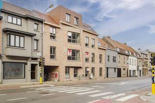 Het appartement is gelegen in een kleinschalige residentie met 7 unieke appartementen. De moderne architectuur zorgt voor veel ruimte en lichtinval.Indeling:- volledig geïnstalleerde keuken met toegang tot terras (9m²)- lichtrijke leefruimte- nachthal met toilet- badkamer met douche en wastafel- ruime slaapkamer Gelegen op wandelafstand van het dorpsplein, biedt Greenscape het beste van twee werelden: de rust van Bissegem en de nabijheid van alle voorzieningen. Profiteer van de directe toegang tot een nieuw te ontwikkelen groene long aan de achterzijde van de residentie, een ideale plek voor ontmoetingen en recreatie. Daarnaast liggen toekomstige groene zones zoals Bissegem Plage in de nabijheid, wat bijdraagt aan de aantrekkelijke locatie.Dit 1-slaapkamerappartement in residentie Greenscape is niet alleen perfect als eigen bewoning, maar ook een uitstekende belegging of tweede verblijf. De aanwezigheid van alle faciliteiten in Bissegem (winkels, onderwijs, ontspanning) en de geplande verdere ontwikkeling van groenzones garanderen een waardevaste investering.Mogelijkheid tot aankoop van een overdekte autostaanplaats!Benieuwd naar meer? Contacteer dan Yoshi Vandeginste op het nummer 0474 49 50 38 of per mail naar yoshi.vandeginste@dewaele.com.