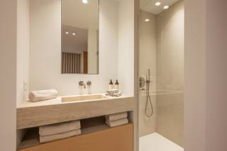 Cet appartement entièrement rénové dans la Résidence Rozememieke offre une combinaison unique de confort, de style et de durabilité. Le bâtiment lui-même bénéficie d'une nouvelle apparence avec de nouvelles balustrades et une façade peinte, prêtes pour la période de Pâques - un atout supplémentaire pour ceux qui recherchent un ensemble moderne et prêt à emménager.<br /><br />À l'intérieur : contemporain et réfléchi<br />Entrez dans un appartement entièrement rénové, à la fois fonctionnel et esthétique :<br /><br />Espace &amp; agencement : 82 m² avec 3 chambres complètes et 2 salles de bains modernes.<br />Cuisine &amp; espace de vie : un espace de vie ouvert et lumineux avec une cuisine contemporaine équipée d'appareils de qualité et de solutions de rangement intelligentes.<br /><br />Rénovation technique : toutes les conduites d'eau, de chauffage et d'électricité ont été entièrement remplacées, assurant un avenir sans soucis.<br /><br />Finition : lignes épurées, matériaux chaleureux et un look contemporain qui respire la classe et le confort.<br /><br />Équipements supplémentaires<br /><br />Cave : inclus<br />Place de parking : à vendre à 85 000 €<br />Biens meubles : 35 000 € (optionnel)<br /><br />Prix<br />Appartement : 799 000 € (hors mobilier)<br /><br />Il ne s'agit pas simplement d'une rénovation, mais d'un projet durable dans lequel tout a été repensé pour créer un appartement adapté à l'avenir.