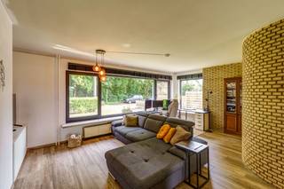 <p><strong>Gelijkvloers</strong><br />Deze gezellige woning beschikt over een lichtrijke leefruimte van meer dan 40 m² waar zithoek en eetplaats mooi in elkaar overvloeien. Dankzij de grote raampartijen geniet je van een aangenaam open gevoel en veel natuurlijke lichtinval.</p><p>Aansluitend bevindt zich de aparte keuken die praktisch is ingericht en voldoende ruimte biedt voor dagelijks comfort. Verder beschikt het gelijkvloers over een apart gastentoilet, een praktische kelderberging en een ruime inkomhal die alle ruimtes op een logische manier met elkaar verbindt.</p><p><strong>Verdiep 1</strong><br />Op de eerste verdieping bevinden zich twee ruime slaapkamers van ongeveer 15 m² en een derde van 8 m². Daarnaast beschikt de woning over een comfortabele badkamer met douche en dubbele wastafel. Een absolute meerwaarde is de mogelijkheid om de derde kamer om te bouwen tot aparte dressing, die zorgt voor extra opbergruimte en dagelijks comfort. De centrale nachthal verbindt alle ruimtes op een praktische manier.</p><p></p><p><strong>Kenmerken</strong><br />✅ Twee ruime slaapkamers<br />✅ Aparte dressing<br />✅ Lichtrijke leefruimte van ca. 41 m²<br />✅ Aparte keuken<br />✅ Badkamer met dubbele wastafel<br />✅ Praktische kelderberging<br />✅ Ideale gezinswoning</p><p>Deze woning in Grobbendonk combineert een praktische indeling met aangename leefruimtes en extra comfort dankzij de dressing en ruime slaapkamers. Ideaal voor starters, koppels of kleine gezinnen die op zoek zijn naar een instapklare woning op een rustige ligging.</p>