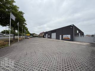 Functioneel bedrijfsgebouw te koop op een uitstekende <strong>zichtlocatie </strong>langs de <strong>N44</strong>. De site is zeer goed bereikbaar, vlak aan de N44 met een vlotte verbinding richting de E40 & de E34. Hierdoor is er een vlotte ontsluiting richting Gent, Antwerpen, Brussel en de kust. <br /><br />De magazijnruimte heeft een oppervlakte van 1.300 m² op een perceel van 2.170 m² en beschikt over een 5,5 meter vrije hoogte. De ruimte is toegankelijk via een afzonderlijke toegangsdeur en <strong>5 sectionale poorten</strong>. De loods is opgedeeld en uitgerust met lichtstraten en rookluik, een polybetonvloer en heteluchtblazers op gas. Tevens is de site voorzien van <strong>buitenverharding </strong>met voldoende parkeer- en manoeuvreerruimte.<br /><br />Heeft u interesse of wenst u graag meer details over dit aanbod? Neem contact op met <strong>Giel PANORAMA B2B</strong> voor meer info, plannen of een vrijblijvend plaatsbezoek via <strong>0477 02 09 02</strong>.