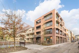 Groen wonen in het hart van Tienen<br />In woonbuurt Dony woon je rustig en groen, midden in het centrum van Tienen. Dit lichtrijke appartement op het gelijkvloers combineert comfort, ruimte en een aangename buitenruimte in een karaktervolle, groene omgeving.<br /><br />Het appartement beschikt over 2 slaapkamers, een bewoonbare oppervlakte van 98 m². Dit appartement is een kijkappartement dus is helemaal afgewerkt. <br /><br /><br />Dony is een stijlvolle nieuwe stadsbuurt met veel aandacht voor groen, rust en een aangename leefomgeving, vlak bij alle voorzieningen van Tienen.<br /><br />Sommige appartementen komen in aanmerking voor het verlaagde btw-tarief van 6%. Benieuwd dewelke? Vraag meer info bij de sales consultant.