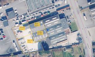 Magazijn van ca. 800 m² en buitenopslag van ca. 1600m² te huur in de industriezone "Gullegem - Moorsele".Indeling: - 2 Magazijnen van ca. 400...
