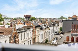 Download het gunstige EPC (A) en het grondplan alvast via de Wellimmo-site (‘documenten’).<br /><br />In het bruisende Zurenborg, op de hoek van de Dolfijnstraat en de Plantin en Moretuslei, bieden we dit hedendaags appartement (2010) aan van 60 m² + terras. Een absolute topligging op wandelafstand van de Dageraadplaats, het station Antwerpen-Berchem en alle hotspots van Zurenborg.<br /><br />Het appartement is gelegen op de vierde verdieping van een verzorgd gebouw. De grootste troef? Het prachtige westgeoriënteerde terras van maar liefst 28 m², uitkijkend over de charmante gevels en daken van Zurenborg— een zeldzaam pluspunt in deze buurt<br /><br />De leefruimte geniet van veel lichtinval dankzij de grote raampartijen en heeft een open geïnstalleerde keuken. Verder is er 1 slaapkamer, een badkamer met bad/douchecombi en een aparte berging/wasplaats. Een private kelderberging is inbegrepen.<br /><br />Momenteel is er in het gebouw een staanplaats te huur via een andere eigenaar.<br /><br />Troeven:<br />• Fantastisch terras (28 m²) met westoriëntatie<br />• EPC klasse A (100 kWh/m²)<br />• Laag KI (840€)<br />• Kelderberging inbegrepen<br />• Gelegen op een toplocatie in Zurenborg, nabij de invalswegen<br /><br />Een licht en hedendaags appartement op een zeldzaam goede locatie in Antwerpen.<br />Voor meer info of een bezoek: 03 225 00 68 of info@wellimmo.net<br /> 