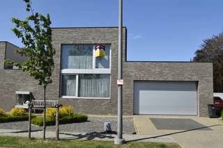 Dit moderne appartement is gelegen in Vrasene.De indeling is als volgt:Inkomhal, apart toilet, ruime woonkamer met open keuken, berging/wasplaats,...