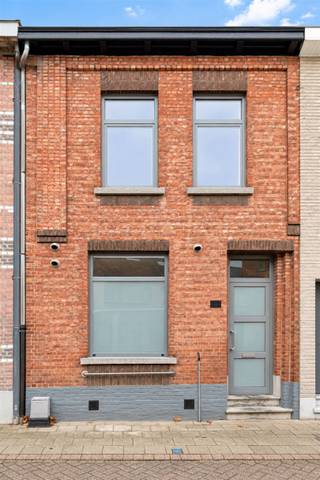 Op zoek naar een instapklare woning met voldoende ruimte en een aangename tuin? Dan is deze gerenoveerde woning in Sint-Niklaas zeker een bezoek waard!Met een bewoonbare oppervlakte van 133 m² op een perceel van 151 m² biedt deze woning een mooie combinatie van ruimte, comfort en gezelligheid.Op het gelijkvloers bevindt zich de lichtrijke leefruimte met aansluitend de keuken. De grote raampartijen zorgen voor veel natuurlijk licht en bieden rechtstreeks toegang tot de tuin, een fijne plek om te ontspannen of gezellig buiten te zitten.Verder beschikt de woning over drie slaapkamers en een badkamer met ligbad en wastafel.De afgesloten achtertuin biedt de nodige privacy en vormt een aangename aanvulling op de leefruimte.Een extra troef is het gunstige EPC-label B, wat bijdraagt aan het energiezuinige karakter van de woning.Dankzij de ligging in Sint-Niklaas bevinden winkels, scholen en andere voorzieningen zich op korte afstand.Een verzorgde en energiezuinige woning met drie slaapkamers en een tuin, ideaal voor starters, koppels of gezinnen die op zoek zijn naar een nieuwe thuis!
