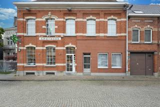 <p>Deze charmante en zeer ruime herenwoning in het centrum van Itterbeek biedt een uitzonderlijke combinatie van authenticiteit, oppervlakte en leuke mogelijkheden.</p><p>De ligging aan het Kerkplein, nabij buslijnen, golf Steenpoel en invalswegen is tevens zeer praktisch.</p><p>Bij het binnenkomen wordt u verwelkomd in de inkomhal met vestiaire ruimte. De leuke leefruimte met zeer hoge plafonds sluit aan op de keuken achteraan de woning. Op gelijkvloerse verdieping is er ook één apart toilet terug te vinden.<br />Vanuit de keuken heeft u rechtstreeks toegang tot het terras en het tuintje.</p><p>Een van de grote troeven van deze woning is de ruime garage in de tuinzone, dit bijgebouw is geschikt als garage, hobbyruimte, atelier, opslag of andere. Het is met een wagen bereikbaar langsheen een recht van doorgang, zeer praktisch.</p><p>Op de eerste verdieping bevinden zich drie volwaardige slaapkamers en een badkamer. De kamers bieden voldoende ruimte voor een gezin, een thuiskantoor of logeerkamer.<br />De kamers zijn zeer ruim en kunnen mits renovatie perfect herverdeeld worden. </p><p>De zolderverdieping, bereikbaar via een vaste trap, biedt nog tal van mogelijkheden. Deze ruimte kan volledig naar eigen wens ingericht worden als extra slaapkamers, een bijkomende badkamer, hobbyruimte of extra stockageruimte.</p><p>Daarnaast beschikt de woning over verschillende charmante kelders, die de authenticiteit en historiek van deze eigendom ademen.</p><p>Opfrissingswerken zijn vereist om de woning volledig naar eigen smaak en hedendaags comfort af te werken. Momenteel is er geen centrale verwarming aanwezig.</p><p>Bent u op zoek naar een karaktervolle herenwoning met tuin en garage in Itterbeek, dan is dit pand absoluut een bezoek waard.</p>
