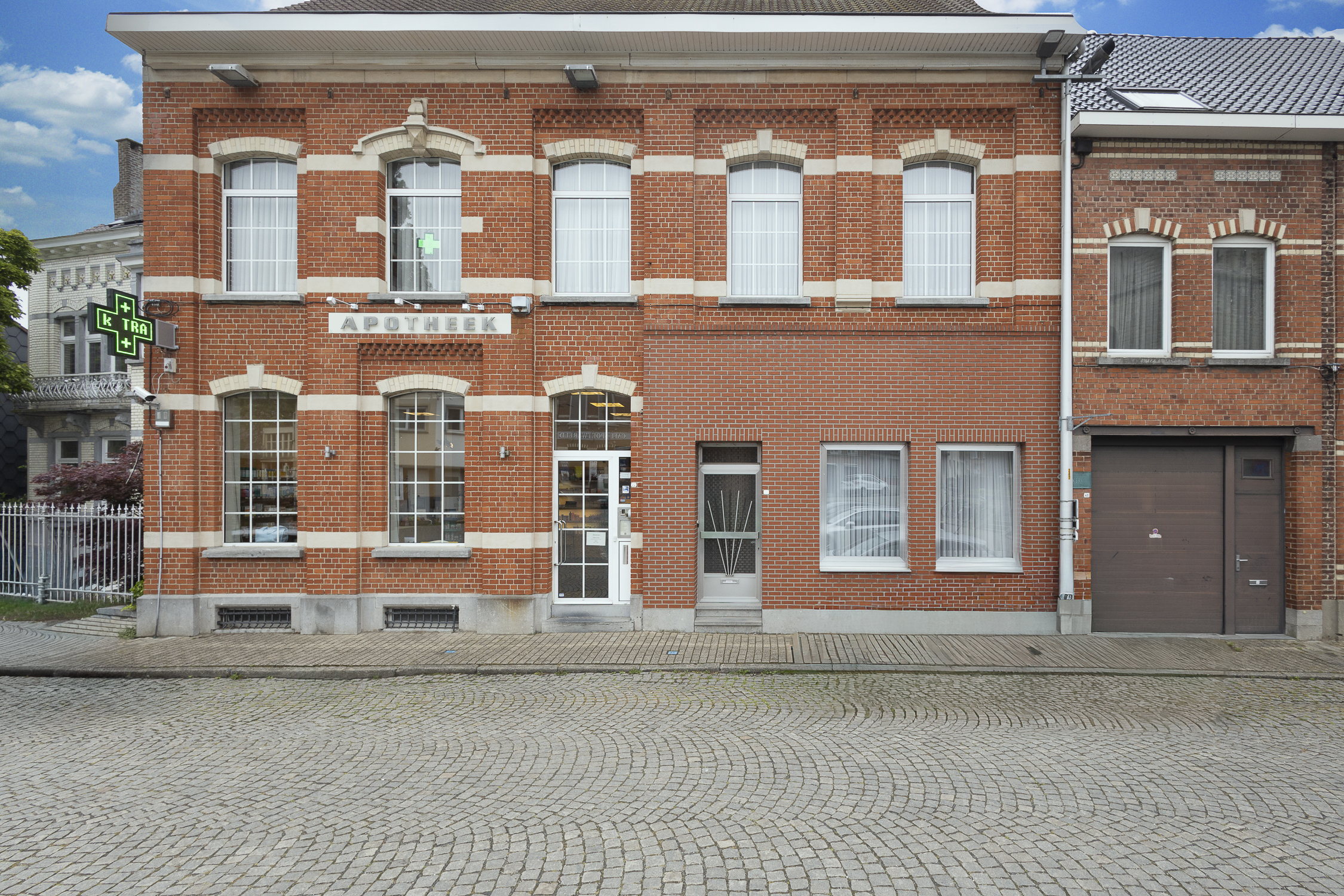 Grote en charmante herenwoning met bijgebouw in Itterbeek. - foto 1