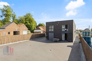 Dit instapklare en multifunctionele bedrijfsgebouw biedt tal van mogelijkheden voor ondernemers die op zoek zijn naar een strategische uitvalsbasis. Gelegen <strong>langs de N8</strong> Oudenaarde geniet u van uitstekende verbindingen naar Oudenaarde, Zottegem en Brakel, met de <strong>N60</strong> op slechts 6 km.<br /><br />Met een totale oppervlakte van 364 m², verdeeld over het gelijkvloers en de eerste verdieping, biedt dit pand alle ruimte voor uw onderneming. Het gelijkvloers bestaat uit een polyvalente ruimte die zowel als een toonzaal, showroom, kantoor als handelsruimte kan dienen. Verder is er een afgesloten kantoor. Op de verdieping vindt u extra flexibele werk- of presentatieruimte, een directeurskantoor en sociale ruimte met kitchenette. Alles afgewerkt met kwaliteitsvolle en duurzame materialen.<br /><br />Achter het gebouw staat een magazijn van 271m² samen met een buitenterrein, ideaal voor stockage.<br /><br />Daarnaast biedt het pand ruime parkeergelegenheid voor zowel medewerkers als klanten, zowel aan de voor- als achterzijde van het gebouw. Dit pand is vrij bij akte en klaar voor uw onderneming!<br /><br />Interesse? Neem contact op met <strong>PANORAMA B2B</strong> voor meer info, plannen of een vrijblijvend plaatsbezoek: <strong>0477 02 09 02.</strong><br /> 