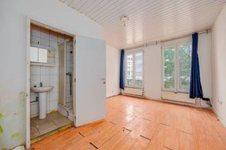 <p><span>Dit </span><span>handelshuis</span><span> bestaat uit een gerenoveerde handelsruimte op het gelijkvloers, momenteel ingericht als kapperszaak, en drie bovengelegen verdiepingen die een </span><span>grondige renovatie</span><span> vragen. Dankzij de </span><span>aparte toegang </span><span>tot de verdiepingen en de aanwezige volumes biedt dit pand interessante mogelijkheden voor investeerders, ontwikkelaars of ondernemers die op zoek zijn naar een </span><span>project</span><span> met potentieel.</span></p><p><span> </span></p><p><span>Indeling:</span></p><p><span> </span></p><p><span>Gelijkvloers</span></p><p><span>- gerenoveerde handelsruimte</span></p><p><span>- momenteel ingericht als kapperszaak</span></p><p><span>- aparte inkom naar de verdiepingen</span></p><p><span> </span></p><p><span>Eerste verdieping</span></p><p><span>- ruime voor- en achterkamer</span></p><p><span>- sanitaire ruimte</span></p><p><span> </span></p><p><span>Tweede verdieping</span></p><p><span>- ruime verdieping met verschillende indelingsmogelijkheden</span></p><p><span> </span></p><p><span>Derde verdieping</span></p><p><span>- ruime zolderverdieping met mezzanine</span></p><p><span> </span></p><p><span>Troeven:</span></p><p><span>- handelsruimte reeds gerenoveerd</span></p><p><span>- aparte toegang tot de woning</span></p><p><span>- interessant project voor investeerders en ontwikkelaars</span></p><p><span>- veel bruikbare oppervlakte</span></p><p><span> </span></p><p><span>Ben jij geïnteresseerd in dit handelshuis in Borgerhout, ben je op zoek naar ander vastgoed of wens je de waarde van jouw eigendom te kennen? Dan ben je bij BOLT immo aan het juiste adres! Wij helpen jou graag verder.</span></p>