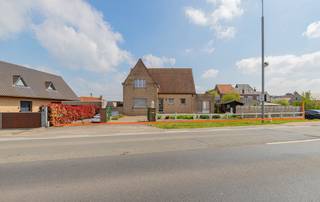 EERSTE KIJKDAG ZON. 10/05/26 VANAF 10U (op afspraak!! 053/60.65.60!!)LEDE – Te renoveren woning met 2 (mogelijk 3) slaapkamers, garage en tuin op...