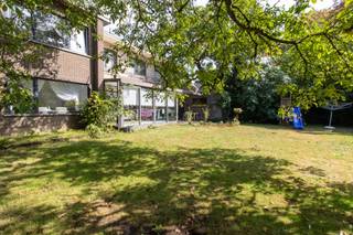 <h2><span>Spacieuse villa avec 6 chambres, un local professionnel et un jardin aménagé sur un terrain de 877 m² à Grobbendonk</span></h2><p><span>Cette spacieuse propriété de type « open bebouwing » est située sur un beau terrain de 877 m² dans un quartier agréable et facilement accessible à Grobbendonk. La maison allie un espace de vie spacieux à de nombreuses possibilités grâce à l’ancien cabinet de kinésithérapie.</span></p><p><span>L'un de ses principaux atouts est l'entrée indépendante de l'ancien cabinet, dotée d'une salle d'attente séparée, d'un espace de consultation et de toilettes. La propriété est donc particulièrement adaptée à ceux qui souhaitent allier vie privée et vie professionnelle, exercer une activité indépendante à domicile ou qui ont besoin d'un espace polyvalent supplémentaire. Bien entendu, cet espace peut également être aménagé à d’autres fins, en fonction des besoins du nouveau propriétaire.</span></p><p><span>La maison dispose de pas moins de 6 chambres, ce qui la rend idéale pour une famille nombreuse ou pour ceux qui souhaitent disposer de pièces supplémentaires pouvant servir de bureau, de salle de loisirs ou de chambre d’amis.</span></p><p><span>Les pièces à vivre bénéficient d’un accès agréable au jardin aménagé, où vous pourrez profiter de la vie en plein air en toute tranquillité. De plus, plusieurs places de stationnement sont prévues sur la parcelle.</span></p><p><span>Au sous-sol, la maison dispose d’un espace semi-enterré combiné à un vide sanitaire, ce qui offre un espace de rangement supplémentaire et des possibilités pratiques.</span></p><h3><span>Voici quelques-uns de ses atouts :</span></h3><ul><li><span>Spacieuse maison ouverte / villa</span></li><li><span>Située sur un terrain de 877 m²</span></li><li><span>Pas moins de 6 chambres</span></li><li><span>Ancien cabinet de kinésithérapie</span></li><li><span>Entrée indépendante, salle d'attente et cabinet de consultation</span></li><li><span>Idéal pour allier vie privée et vie professionnelle</span></li><li><span>Jardin aménagé</span></li><li><span>Plusieurs possibilités de stationnement</span></li><li><span>Demi-sous-sol et demi-vide sanitaire</span></li><li><span>Installation électrique conforme</span></li><li><span>Classe énergétique D : aucune obligation de rénovation</span></li><li><span>Située à proximité des commerces, des écoles, des transports en commun et d’autres commodités quotidiennes</span></li></ul><p><span>Grâce à la combinaison d’une surface habitable spacieuse, de six chambres, de l’ancien cabinet professionnel et d’un grand terrain, cette villa offre de nombreuses possibilités à ceux qui recherchent une maison familiale spacieuse avec un potentiel supplémentaire.</span></p><p><span>Une propriété polyvalente bénéficiant d’un emplacement idéal à Grobbendonk, qui permet de concilier à merveille vie privée, vie professionnelle et vie de famille confortable.</span></p><p><span> </span></p><p><span>Renseignements urbanistiques sur demande </span></p><p><span> </span></p><p><span>Info : Nicki, 0496 02 35 68, nf@janssenenjanssen.be</span></p>