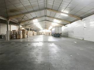 Entrepôt/atelier d'environ 2 150 m² situé dans la zone industrielle de Tielt-Zuid à Tielt.<br /><br />Spécifications :<br />- 4 portes sectionnelles - 2 sur la paroi avant, 2 sur la paroi latérale<br />- hauteur : env. 6 m<br />- sol en béton ciré<br />- lucarnes<br />- électricité <br />- éclairage<br /><br />Possibilité de louer un espace extérieur supplémentaire, adapté au stockage juste à côté de l'entrepôt.<br />