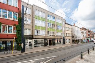 <p>Welkom in dit instapklare appartement vlakbij het historisch centrum en op enkele stappen van Dok Noord. Vlotte verbinding naar de stadsring en met het openbaar vervoer.</p>
<p>De ingang van het appartementsgebouw is gelegen in de Sint-Salvatorstraat en het appartement ligt aan de kant van Meerhem, een rustige straat zonder tram.</p>
<p>De indeling is als volgt:</p>
<p>Inkom hal met ruimte voor een vestiaire kast. Verder is er de complete keuken en leefruimte die uitkomt op Meerhem. Tussenin de slaapkamers is de badkamer met toilet en douche. In één van de slaapkamers staat de elektrische boiler voor warm water.</p>
<p>Daarnaast beschikt het appartement over een fietsenberging met toegang via Meerhem.</p>
<p>Beschikbaar bij akte.</p>
<p>Contacteer Top Vastgoed voor een bezoek op 0475 700 700.</p>