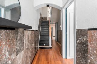 <p><span>Te renoveren woning met 3 slaapkamers, garage, magazijn en koer in Balegem( Oosterzele)</span></p><p><span>Op zoek naar een woning die u volledig naar eigen smaak verder kunt afwerken? </span></p><p><span>Deze woning aan Gootje 52, biedt circa 178 m² bewoonbare oppervlakte op een perceel van 252 m².</span></p><p><span>De woning beschikt over een inkomhal, leefruimte met zit- en eetgedeelte, ruimte voor een keuken met ontbijthoek, 3 slaapkamers en een reeds ingerichte zolder. De keuken en badkamer vragen verdere inrichting en afwerking. Renovatie- en afwerkingswerken zijn reeds gestart.</span></p><p><span>De garage, bijgebouwen en afgesloten koer bieden extra gebruiksmogelijkheden. </span></p><p><span>Een eigendom met potentieel voor wie de handen uit de mouwen wil steken en een thuis op maat wil creëren.</span></p><p><span>Ontdek de mogelijkheden tijdens een bezoek.</span></p><p><span>De ingerichte renovatiebeelden zijn AI - visualisaties </span><span>en tonen een mogelijke toekomstige afwerking.</span></p><p><span> </span></p><p><span>Voor verdere info en /of bezoek contacteer:</span></p><p><span>Jean-Pierre</span></p><p><span>0475/51 34 67 of mail naar <span>jean-pierre@janssenenjanssen.be</span></span><span> </span></p><p><span> </span></p><p><span>1ste bezoekmoment op zaterdag 31/10 van 14u00 tot 17u00 op afspraak!!</span></p>