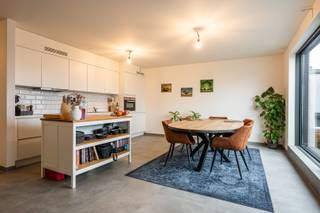 In het hartje van Heusden, op wandelafstand van de bakker, slager, grootwarenhuizen, ... vinden we dit kleinschalig appartementsgebouw...