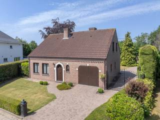 Bent u op zoek naar een instapklare woning in alle rust, met veel ruimte en comfort? Ontdek deze charmante vrijstaande woning, gelegen op een...