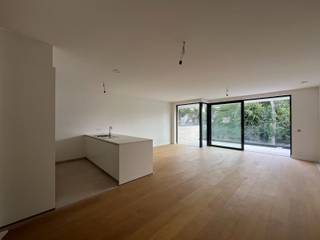 In de residentie Green Gardens bieden we een luxueus appartement te huur aan, ideaal voor wie comfort en kwaliteit belangrijk vindt.<br />Dit appartement beschikt over:<br /><br />✔️ 2 slaapkamers<br />✔️ Een ruime badkamer met inloopdouche én bad<br />✔️ Een volledig uitgeruste open keuken<br />✔️ Een praktische berging<br />✔️ Vloerverwarming voor extra wooncomfort<br />✔️ Zonnepanelen voor een energiezuinige levensstijl<br />✔️ Staanplaats onder carport + ondergrondse berging &amp; fietshaak<br />✔️ Een zonnig terras met zicht op het groen<br /><br />Appartement is nog niet volledig afgewerkt (oplevering ongeveer oktober - nog te bevestigen!!!)<br />Huurprijs + syndic <br /><br />Dankzij de combinatie van kwalitatieve afwerking, energiezuinigheid door de zonnepanelen en een toplocatie in hartje Waregem, is dit appartement een unieke kans.<br /><br />056 61 11 11 - waregem@demeester.be