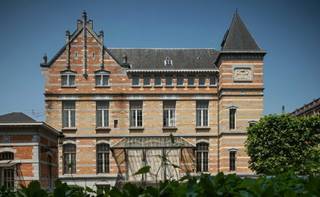 Uitzonderlijk - Kantoorgebouw, verdeeld over 4 verdiepingen, van 6.400 m² te huur op de site van Tour &amp; Taxis. Verdere informatie op aanvraag.  <br />Ondergrondse parking beschikbaar. <br />Archieven en opslagruimte beschikbaar.