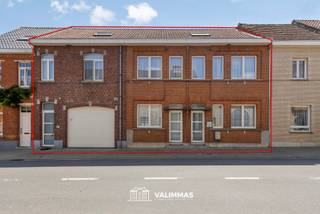 VALIMMAS verkoopt deze ruime voormalige dokterswoning met praktijkruimte, garage en mooie zuidgerichte tuin....
Deze instapklare eigendom bestaat uit drie woningen, dewelke in 2001 samengevoegd, verbouwd en grondig gerenoveerd werden. Deze woning is dan ook uitermate geschikt als bvb. woonst met praktijkruimte vrij beroep, een woning voor een groot gezin, een zorgwoning,...
Het gelijkvloers omvat een inkomhal met toilet, een garage met geautomatiseerde sectionaalpoort, een ruime living (± 65m²) met ingebouwde gashaard en grote glaspartijen met zicht op de tuin, een open ingerichte keuken met eethoek (± 25m²), een wasplaats en een deels overdekt zonneterras.
De praktijkruimte (± 75m²) is toegankelijk via een aparte inkomdeur, en omvat een inkomhal met toilet, een wachtruimte en de praktijkruimte met maatmeubilair en verlichting.
De verdieping herbergt een nachthal, een badkamer met hoekbad en inloopdouche, vier grote slaapkamers + een kleinere slaapkamer of dressing met toegang tot het dakterras (± 20m²).
De ingerichte dakverdieping is bereikbaar via een vaste trap. Hier is oa. reeds aanwezig: vloer in OSB, 5 veluxramen, radiatoren, verlichting en een aansluiting warm/koud water + afvoer.... dus gemakkelijk verder in te richten tot extra kamers en badkamer.
In 2023 vernieuwde CV aardgas met 2 circuits (woning en praktijkruimte). In de living: warmtepomp met vloerverwarming. Inclusief 15 zonnepanelen (4,5 kWp). Energiezuinig, EPC label B. Asbestveilig. De elektrische installatie is reeds conform het AREI.
Belangrijkste renovatiewerken sedert 2001 zijn onder andere: vernieuwd dak, vervanging ramen, alle leidingen elektriciteit, water + riolering, badkamer (2019)... ,
Vrij rustig en residentieel gelegen, op wandelafstand van station Mollem (lijn 60: Brussel-Dendermonde). Gemakkelijke verbindingen naar Asse, Merchtem, Brussel, industriezone Mollem... Nabije toegang tot E40, A12 en Brusselse Ring.