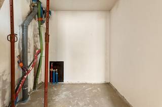 Ideaal gelegen energiezuinige eengezinswoning met drie slaapkamers, bureau en compacte onderhoudsvriendelijke tuin, dichtbij het centrum van Ekeren, het Veltwijckpark, International School en Antwerpen. De woning wordt volledig afgewerkt met kwalitatieve materialen en ruime budgetten voor vloeren, sanitair en keuken.<br /><br />Deze onderhoudsarme nieuwbouwwoning omvat drie niveaus onder schuin dak. <br />Het project heeft een stijlvolle en moderne architectuur, met veel aandacht voor licht en lucht en kent volgende optimale indeling :<br />Gelijkvloers met o.a. inkomhal, toilet, (fietsen)berging en een ruime leefruimte met zithoek, doorgroeiruimte en keuken met eethoek die toegang biedt tot het terras en buitenruimte.<br />De eerste verdieping omvat de nachthal, bureelruimte, hoofdslaapkamer en goed uitgeruste badkamer. <br />Op de tweede verdieping vinden we nog de technische berging en twee slaapkamers<br /><br />Totaalprijs inclusief btw en registratierechten komt op € 526.280,00<br /><br />Contacteer NEON VASTGOED voor meer info of een bezoek ter plaatse.