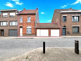 <p>Centraal gelegen woning op een mooi zuidoost gericht perceel van 993m² bestaande uit een inkomhal, leefruimte met eet-en zithoek, ruime uitgeruste keuken met eetplaats, badkamer (inloopdouche, lavabo, toilet + aansluiting wasmachine) en een grote tuin met aangelegd terras en uitweg op achterliggend straat met de mogelijkheid om een extra garage/opslagplaats te bouwen. Op het verdiep zijn 2 ruime slaapkamers en een vaste trap naar de zolder die kan afgewerkt worden met 2 extra slaapkamers. De woning beschikt ook over 2 naastliggende garages met sectionale poort en doorgang naar de tuin. Ideaal voor wie houdt van ruimte en op zoek is naar veel opslagplaats. Zeker een bezoek waard!</p>
<p></p>
<p>Extra troeven:</p>
<ul>
<li>Interessante locatie</li>
<li>Uitweg via de tuin + mogelijk tot plaatsen van extra garage(s)</li>
<li>Regenwaterput</li>
<li>Droge kelder</li>
<li>In de nabijheid van scholen, winkels, openbaar vervoer en sportfaciliteiten.</li>
</ul>
<p></p>
<p>Deze woning is te koop ZONDER makelaar via het concept van Smart Houses! Wenst u verdere inlichtingen of bezoek? Contacteer rechtstreeks de eigenaar via 0479/63.03.30</p>