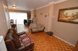 Oostende-Stene, instapklaar woonhuis gelegen in rustige buurt met garage en koer. <br /><br />Indeling:<br /><br />Inkomhall, ruime garage met wasplaats, koer, woonkamer met inbouwcassette, volledig ingerichte keuken met zonnige terras, berging, 2 afzonderlijke toiletten, 3 slaapkamers, badkamer met ligbad, wastafel en derde toilet. <br /><br />- Centrale verwarming op aardgas<br />- Dubbele beglazing PVC.