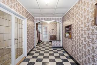 <p>CONTACT: Isaak at +32 468 02 26 50 or via Isaak@vicusvastgoed.be</p>
<p>FOR SALE<br />ASKING PRICE: Private sale by the owner<br />EPC rating: Label F (594)<br />Mobiscore: 8.0</p>
<p>Located just a stone’s throw from the vibrant market square of Eeklo, this characterful home offers a unique opportunity to live in the heart of the city. With 5 to 6 spacious bedrooms and a wealth of possibilities, this property is ideal for families looking for space and comfort.</p>
<p>Upon entering, you are welcomed by a generous entrance hall that leads into the living area. There is a separate dining room located next to the kitchen. Both the kitchen and dining area open onto the inner courtyard, which leads to a practical bicycle storage room accessible from a side street.</p>
<p>The first floor features 3 full-sized bedrooms and a bathroom.</p>
<p>The spacious attic, accessible via a fixed staircase, currently includes 2 additional bedrooms, with plenty of room for further expansion or customization to suit your needs.</p>
<p>With a thorough interior renovation, this stately house can be transformed into a stunning city residence that retains its historical charm while offering modern comfort.</p>
<p>Don’t hesitate to contact us for more information or to schedule a viewing.</p>
<p>CONTACT: Isaak at +32 468 02 26 50</p>