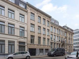 Dit charmante en lichtrijke appartement is gelegen op de eerste verdieping van een verzorgd gebouw in de Antoon van Dyckstraat, op wandelafstand van het Stadspark en het bruisende centrum van Antwerpen.<br /><br />Het appartement wordt gekenmerkt door zijn aangename lichtinval en praktische indeling. De ruime leefruimte met grote raampartijen sluit aan op de open keuken en biedt een gezellige en comfortabele woonomgeving.<br /><br />Via de nachthal bereikt u de twee slaapkamers, waaronder een ruime hoofdslaapkamer en een tweede kamer die eveneens perfect kan dienen als bureau of hobbyruimte. De badkamer is voorzien van een ligbad met douchefunctie en een dubbele lavabo.<br /><br />Uitstekende ligging<br /><br />Het appartement bevindt zich in een rustige eenrichtingsstraat, midden in een van de meest gegeerde buurten van Antwerpen. Het groene Stadspark, diverse winkels, supermarkten, gezellige horecazaken en openbaar vervoer bevinden zich op wandelafstand. Bovendien geniet u van een vlotte verbinding met de Antwerpse Ring en de belangrijkste invalswegen.<br /><br />Troeven van het appartement:<br />
<ul>
<li>Twee slaapkamers</li>
<li>Ruime en lichtrijke leefruimte</li>
<li>Open keuken</li>
<li>Praktische indeling</li>
<li>EPC-label C</li>
<li>Gelegen op de eerste verdieping</li>
<li>Rustige en centrale ligging nabij het Stadspark</li>
</ul>
Een ideaal appartement voor wie op zoek is naar een comfortabele woonst of een interessante vastgoedinvestering op een uitstekende locatie in Antwerpen.