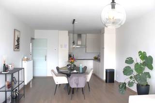 <span>Rustig gelegen in de residentie 'De Stroobloem', in het centrum van Loenhout.</span><br /><br /><span>Indeling</span><span> : </span><br /><span>inkomhal, wc, leefruimte met open ingerichte keuken en aansluitend ruim terras op het zuiden, berging, badkamer, 2 slaapkamers ;</span><br /><span>kelderberging en autostaanplaats in ondergrondse parkeergarage.</span>