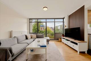 Welkom in dit instapklare appartement, gelegen op een uitstekende locatie in Merelbeke-Melle. Dankzij de nabijheid van winkels, scholen, openbaar vervoer en andere voorzieningen, gecombineerd met de vlotte verbinding naar het centrum van Gent, geniet je hier van een bijzonder praktische woonomgeving.<br /><br />Het appartement bevindt zich op de tweede verdieping van het gebouw en is bereikbaar met de lift. Bij binnenkomst kom je terecht in de inkomhal, die toegang geeft tot de lichtrijke leefruimte met aansluitende keuken. Verder beschikt het appartement over drie volwaardige slaapkamers, waarvan één met toegang tot een terras. De badkamer is uitgerust met een douche en toilet. Daarnaast is er een privatieve kelder aanwezig, ideaal als extra bergruimte.<br /><br />Ook aan het gebouw werden reeds verschillende werken uitgevoerd, waaronder de plaatsing van een nieuwe verwarmingsketel, de vernieuwing van de inkomhal, de isolatie van het dak en de uitvoering van de wettelijk vereiste aanpassingen aan de lift.<br /><br />Dankzij de praktische indeling, de drie slaapkamers en de gunstige ligging is dit appartement een interessante opportuniteit voor zowel starters die op zoek zijn naar een eigen thuis als investeerders die een verhuurappartement met potentieel zoeken.<br /><br />Interesse in dit appartement? Neem gerust contact op via emre@devastgoedlink.be of 0456 65 05 26 voor meer informatie of om een bezoek in te plannen.