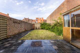 <p>Te koop: gezellige gesloten bebouwing in het centrum van Nieuwpoort, op korte afstand van openbaar vervoer en invalswegen.</p>
<p> </p>
<p>Deze woning biedt een praktische indeling met een kelder en zolder, een zongerichte tuin van 80 m² met garage, en maar liefst 4 ruime slaapkamers. Gelegen langs een invalweg, geniet je hier van het comfort van een gezinswoning met alle voorzieningen binnen handbereik.</p>
<p>Belangrijkste ruimtes:<br />• Living met aangename lichtinval en directe toegang tot de eetkamer.<br />• Eetkamer in verbinding met de keuken, ideaal voor gezellige maaltijden.<br />• 4 slaapkamers, elk met voldoende ruimte voor slaap- en werkhoek.<br />• Badkamer met basisvoorzieningen.<br />• Zolder, perfect voor extra opslag of hobbyruimte.<br />• Kelder voor extra bergruimte.<br />• Garage met toegang tot de tuin.<br />• Zongerichte tuin (80 m²) voor ontspanning en buitenactiviteiten.</p>
<p> </p>
<p>Troeven:<br />• Kelder &amp; zolder voor maximale opslagmogelijkheden.<br />• Zongerichte tuin met garage.<br />• 4 ruime slaapkamers.</p>
<p> </p>
<p>Neem vandaag nog contact op met je ERA-makelaar voor een bezoek.<br />058 222 222 of op sylvie@eraservimo.be</p>
<p> </p>
<p>JOUW DROOMHUIS. ZO GEVONDEN!</p>