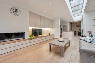 SUPER LEUKE GEZINSWONING MET TUIN EN 4 SLPK GELEGEN VLAK AAN EEN PLEIN Hal, praktische ingerichte wasplaats berging,  glazen brede  schuifdeur naar...